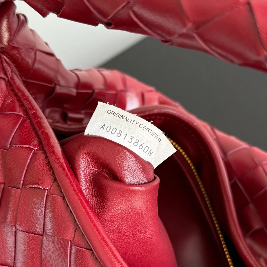 Batch 1960 It seems that this bag from BV has been popular recently ~ The new Hop is really not too beautiful. The whole bag has no seams. The bag body and handles are made of one piece of leather. It reflects the style and essence of Bottega Veneta. It truly represents craftsmanship and creativity. The large size has a very loose and lazy upper body. Big bag lovers will definitely not regret buying it. Style number: 796262 Size: 46*21*10cm